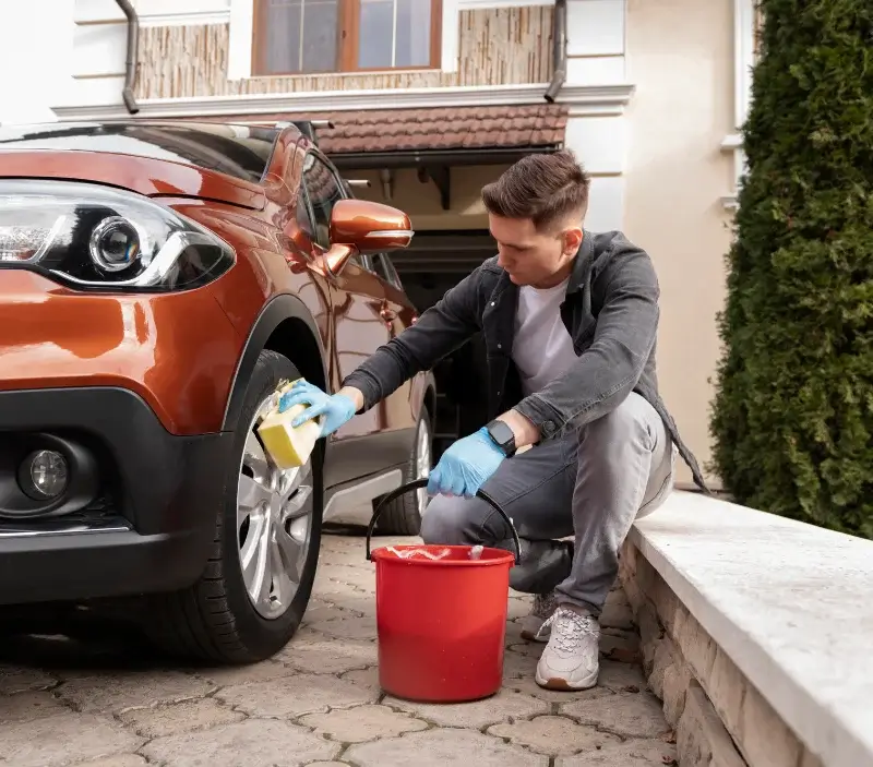 Lavage auto à domicile Grèzes : professionnel intervenant sur un véhicule